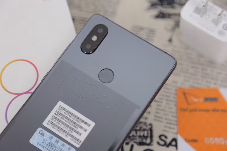 Ngoài ra máy còn được trang bị RAM lên tới 6 GB và bộ nhớ trong 64 GB thoải mái cho bạn lưu trữ dữ liệu. Về các tác vụ sử dụng hằng ngày thì Mi 8 SE đáp ứng mượt mà, không có độ trễ hay giật lag khi dùng.Là phiên bản thu nhỏ nên Mi 8 SE chỉ sở hữu màn hình Super AMOLED 5.88 inch. Độ phân giải chỉ dừng lại ở mức Full HD+ nhưng chừng đó cũng là quá đủ đối với một người dùng phổ thông.