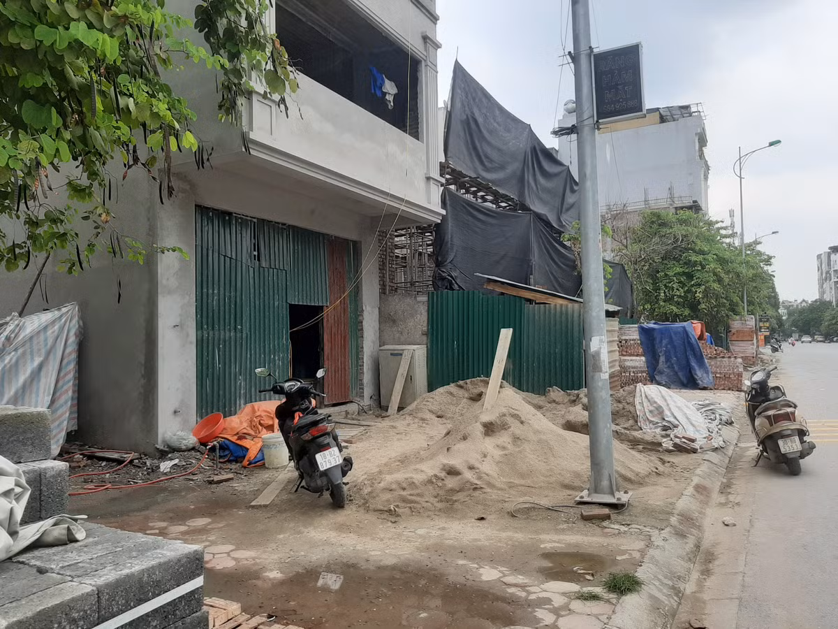 Vật liệu xây dựng tại các công trình đang thi công lấn chiếm vỉa hè phố Hà Trì (phường Hà Cầu).