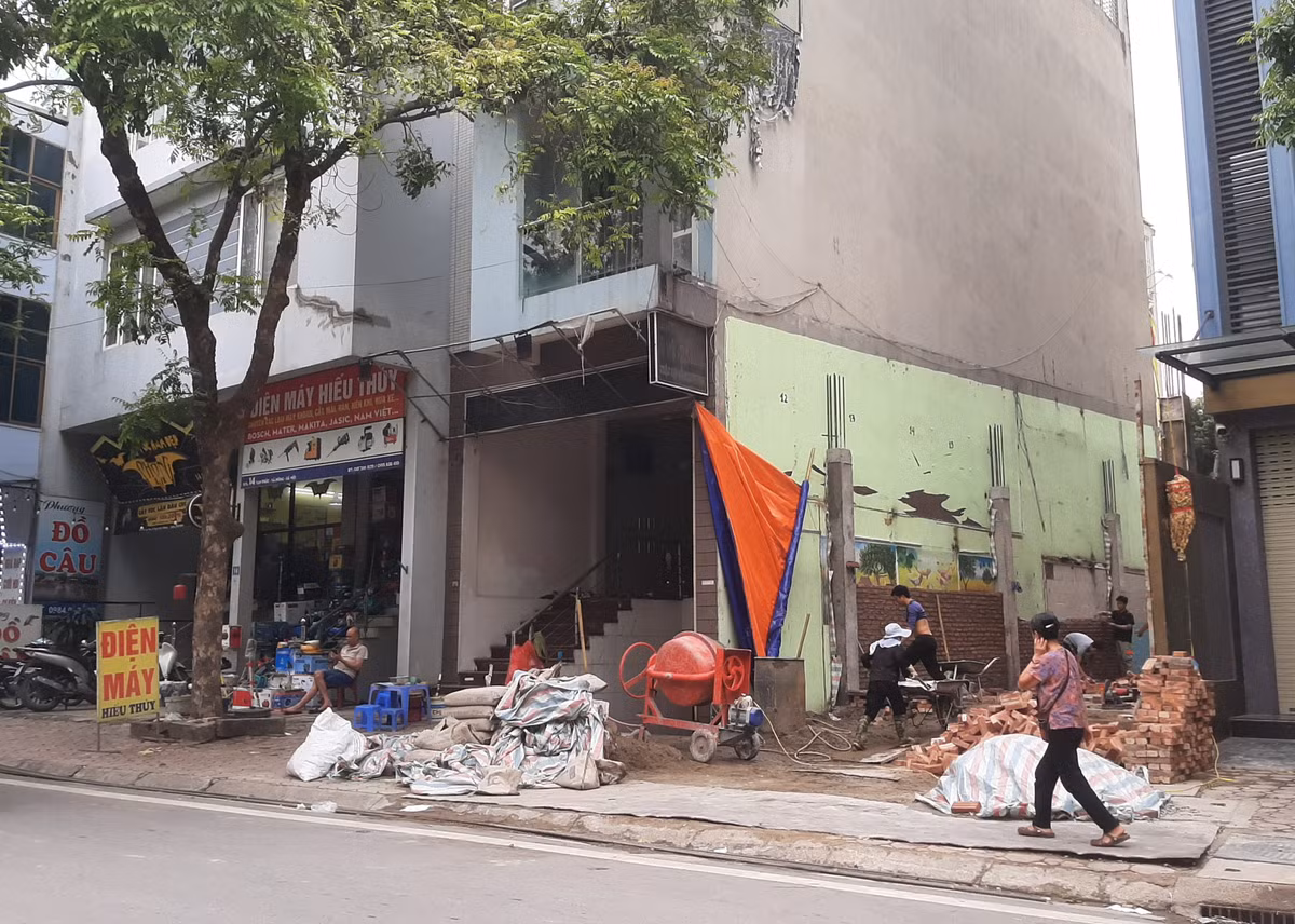 Vật liệu xây dựng tại công trình đang thi công lấn chiếm vỉa hè phố Vạn Phúc (phường Vạn Phúc). Trước thực trạng trên, đề nghị UBND quận Hà Đông và các cơ quan chức năng kiểm tra và xử lý, xóa bỏ hình ảnh nhếch nhác tại một số tuyến đường, khoác “tấm áo mới” cho phố phường, xây dựng đô thị “Sáng – Xanh - Sạch - Đẹp”.