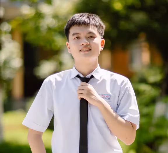  Võ Tá Thành Minh - Thủ khoa toàn quốc khối C03: Được biết, Võ Tá Thành Minh chính là nam sinh duy nhất đạt điểm 10 môn Văn trong kỳ thi tốt nghiệp THPT 2022. Đồng thời, cậu bạn cũng là thủ khoa toàn quốc khối C03 (trong đó Văn 10 điểm, Lịch sử 9,5 điểm và Toán 9,4 điểm).