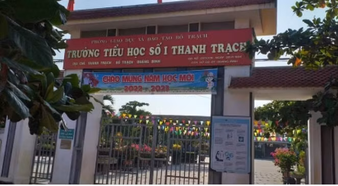  Học sinh tiểu học ngã từ tầng 2 xuống sân trường: Ngày 13/9, đại diện UBND xã Thanh Trạch, huyện Bố Trạch, tỉnh Quảng Bình cho biết, trưa 12/9, tại Trường tiểu học số 1 Thanh Trạch trong lúc chơi đùa ở tầng 2, em Võ Tiến Mạnh (SN 2015, học sinh lớp 2B) đã trèo qua lan can và không may rơi xuống đất, bị gãy cả hai tay. Sau vụ việc, em Mạnh được đưa đi cấp cứu. Hiện, nam sinh này đang được điều trị tích cực tại Bệnh viện Trung ương Huế. 