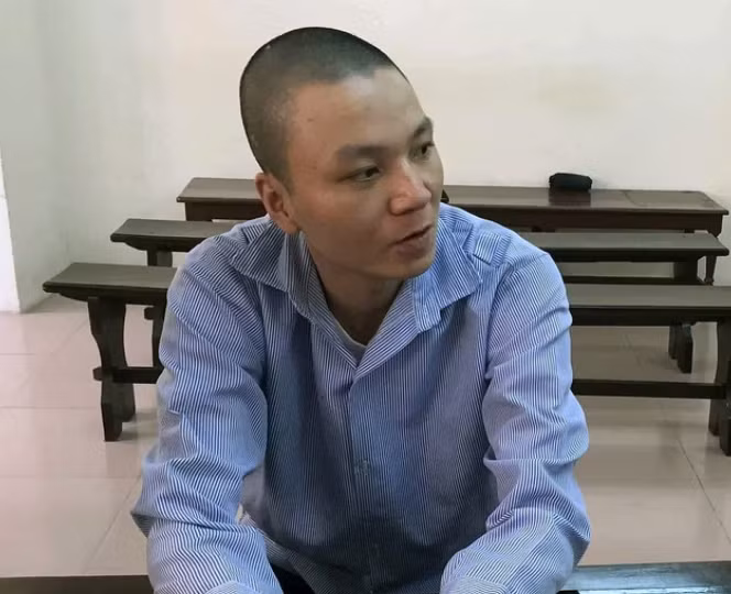 Tới 11h trưa cùng ngày, Lực trở về nhà thì thấy bà G. đang cắt cỏ trong vườn nhà nên mời vào nhà uống nước. Sẵn hơi men trong người, Lực nảy sinh ý đồ đen tối. Lợi dụng lúc bà G. không để ý, Lực dùng dây điện siết cổ bà G. cho đến khi nạn nhân bất tỉnh rồi thực hiện hành vi đồi bại. Sau khi đã thỏa mãn thú tính, sợ bà G. tỉnh dậy sẽ tố cáo, Lực bế bà cụ thả xuống giếng của gia đình. (Ảnh Dân Trí) 