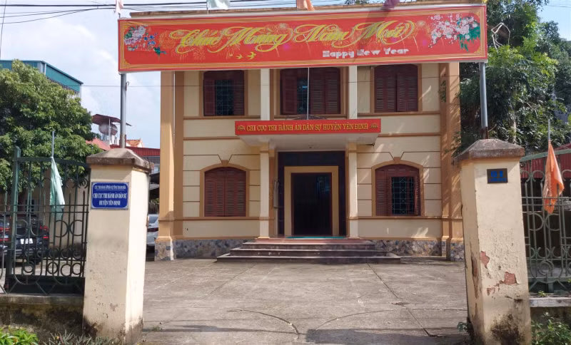  Cán bộ Chi cục Thi hành án bị kiểm điểm vì lộ ảnh nóng với người yêu cũ: Ngày 12/9, Cục Thi hành án dân sự tỉnh Thanh Hóa thông tin về ông N.D.Đ. là chấp hành viên sơ cấp, Chi cục Thi hành án dân sự huyện Yên Định (thuộc Cục Thi hành án dân sự tỉnh Thanh Hóa) bị tố vi phạm đạo đức lối sống, có quan hệ với người khác khi đã có gia đình. 
