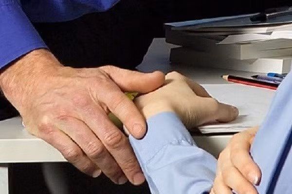 Trước đó, một người phụ nữ ở huyện Đông Hải tố cáo ông Sách có hành vi ngoại tình, quan hệ bất chính ngoài hôn nhân. UB Kiểm tra Huyện uỷ Đông Hải đã thẩm tra xác minh thông tin và các file ghi âm do người tố cáo cung cấp nhưng xác định chưa đủ cơ sở kết luận ông Sách có hành vi quan hệ bất chính ngoài hôn nhân. (Ảnh minh hoạ) 