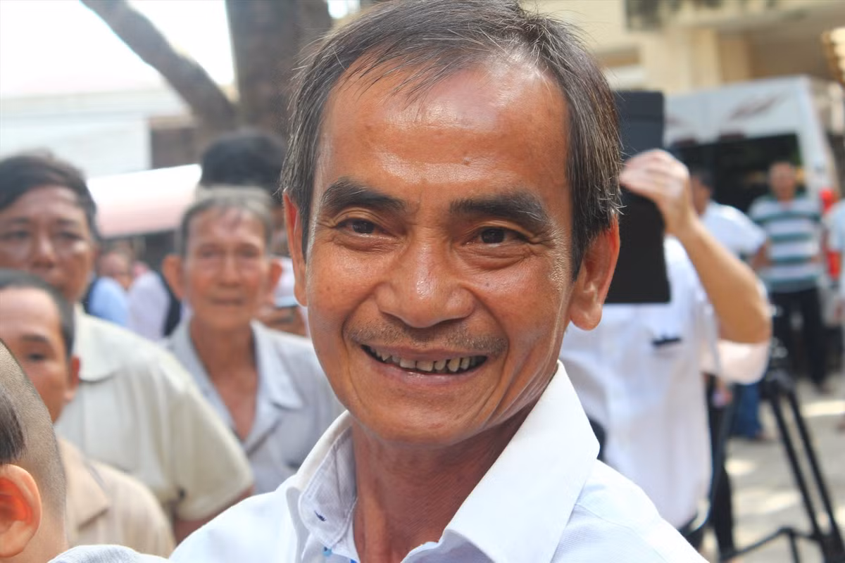 Gia đình đã thuê xe ra Vũng Tàu đưa thi thể ông Nén về nhà riêng ở thị trấn Tân Minh (huyện Hàm Tân) để lo hậu sự. Phòng Kỹ thuật hình sự Công an tỉnh Bà Rịa - Vũng Tàu đã khám nghiệm thi thể và bước đầu kết luận nguyên nhân chết do bệnh lý. (Ảnh: Lao Động) 