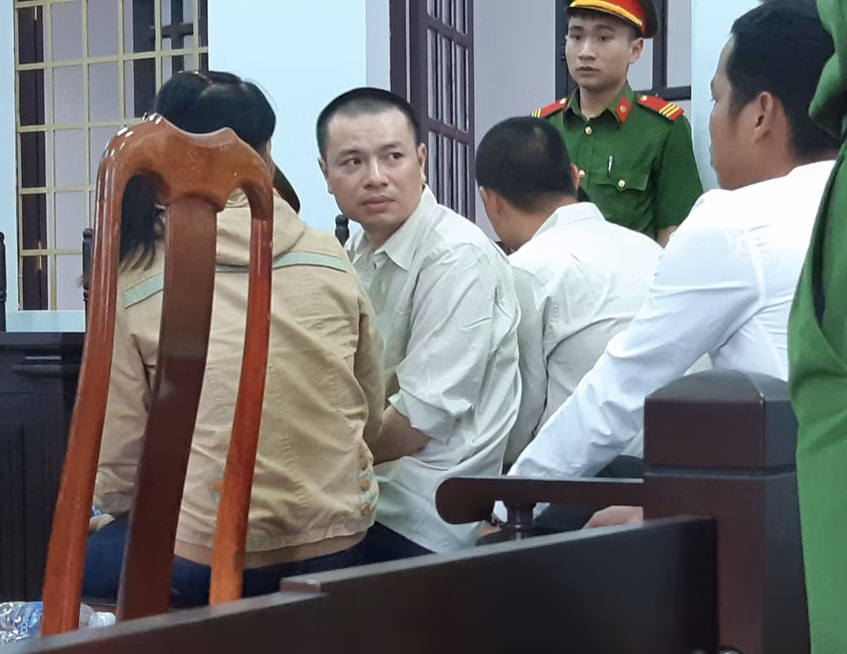 Sau khi TAND Cấp cao tại TP HCM bác đơn kháng cáo, các luật sự bào chữa cho bị cáo Hiến và gia đình đã có đơn gửi Chủ tịch nước và các cấp thẩm quyền đề nghị xem xét, đánh giá lại bản chất hành vi của ông Hiến, xin được ân giảm án tử hình. Trong đơn, các luật sư nêu: Đặng Văn Hiến là một nông dân cần cù, chưa có tiền án, tiền sự. Hành vi của Đặng Văn Hiến mặc dù nguy hiểm và hậu quả lớn nhưng không phải vì động cơ giết người mà xuất phát từ bức xúc do chính nạn nhân với số đông áp đảo gây ra... (Ảnh: Báo Người lao động) 