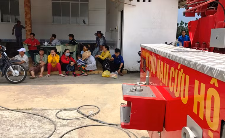 Rất đông người thân của chị Nguyễn Thị Kim Dung (34 tuổi) và bé gái Lê Thanh B. (10 tuổi, con chị Dung) mỏi mòn trông ngóng tung tích của 2 mẹ con vẫn còn mất tích dưới lòng sông.