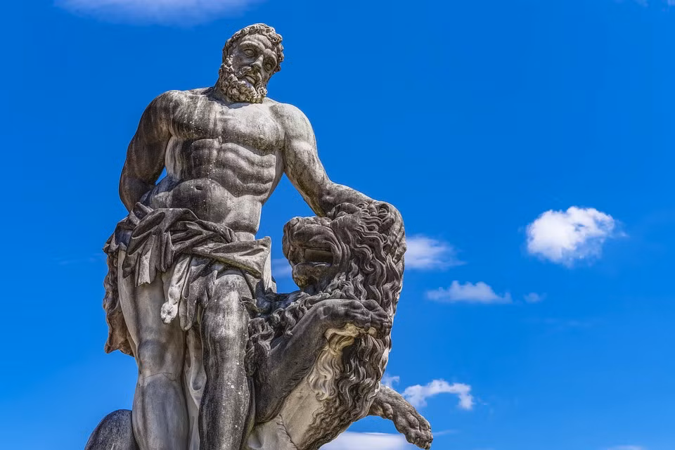 Trên các cây cột bên trong đền thờ Hercules Gaditanus có khắc 12 kỳ công của Hercules.