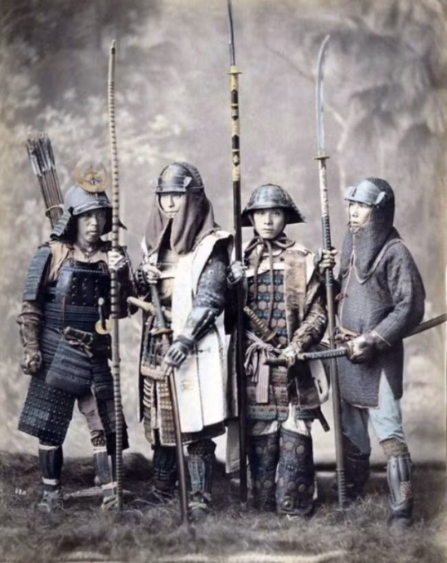 Trong số các vũ khí của samurai, trường kiếm và song kiếm được biết đến nhiều nhất. Tuy nhiên, tại một số nơi ở Nhật Bản như đền chùa, lễ hội..., samurai không được mang theo vũ khí như dao, kiếm.