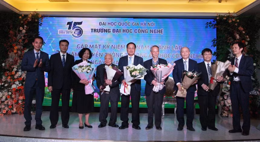Trong hơn 60 năm hoạt động của mình, Giáo sư, Viện sĩ Nguyễn Văn Hiệu đã được Đảng, Nhà nước giao nhiều trọng trách chức vụ khác nhau gồm: Viện trưởng Viện Vật lý, Viện trưởng Viện Khoa học vật liệu, Viện trưởng Viện Khoa học Việt Nam. Thêm nữa, ông còn là: Viện sĩ Viện Hàn lâm Khoa học Liên Xô, Viện sỹ Viện Hàn lâm Khoa học Thế giới thứ 3. Ảnh: Ảnh: GS Nguyễn Hữu Đức cung cấp.