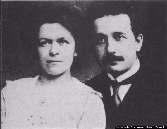 Khi còn sống, Einstein không hề có ý tưởng trưng bày bộ não của mình sau khi qua đời. Ông có một mong muốn là: "Tôi muốn được hỏa táng để không ai có thể đến, để không ai phải thờ phụng cúng bái tôi". Thế nhưng, sau khi Einstein chết, di nguyện của nhà bác học thiên tài không được thực hiện.