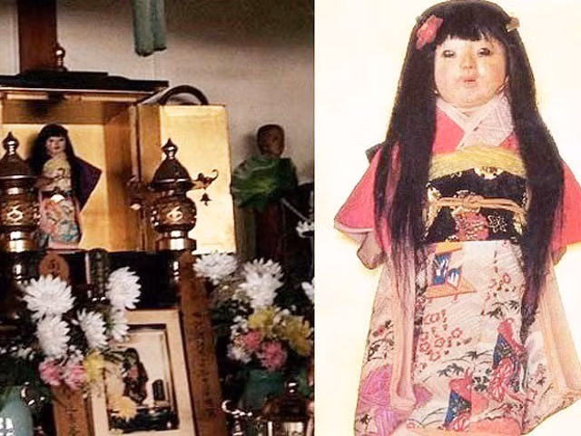 Con búp bê kỳ lạ đó có tên Okiku. Nó có chiều dài 40 cm, mặc kimono và nổi bật với mái tóc đen dài. Khác với những con búp bê thông thường, mái tóc của Okiku luôn mọc dài ra. Theo đó, người trông coi đền Mannenji cắt tóc cho Okiku mỗi năm một 1 lần khi tóc của nó dài chấm gối.
