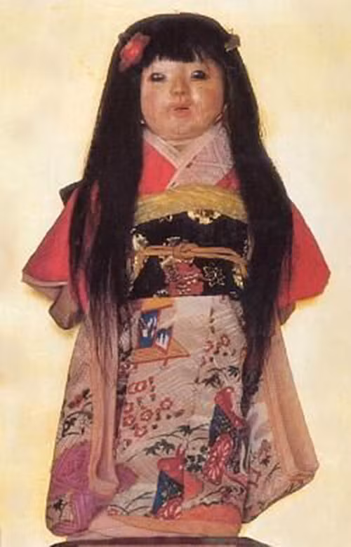 Khi lo tang lễ cho con gái, gia đình Okiku định chôn con búp bê cùng cô bé. Tuy nhiên, về sau, họ quyết định giữ lại nó để luôn nhớ tới Okiku. Họ đặt con búp bê lên ban thờ của gia đình và có thể nhìn thấy bất cứ khi nào.