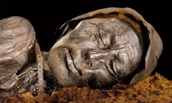 Sau một loạt kiểm tra, họ phát hiện thi hài trên của một người đàn ông qua đời vào khoảng năm 405 trước Công nguyên - 380 trước Công nguyên.