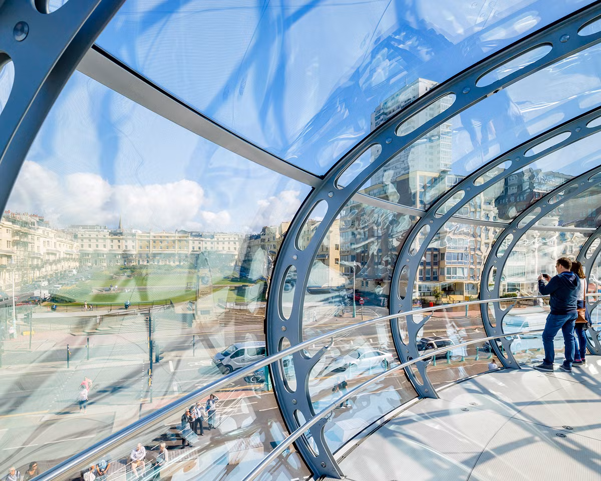 Nhiều du khách cho biết thời điểm đẹp nhất để ngắm cảnh đẹp ở Brighton từ đài quan sát hình cây kim là trong khoảng thời gian từ 17h30 - 18h. Đây chính là thời điểm hoàng hôn buông xuống trên thành phố biển Brighton. Nhiều người yêu thích khung cảnh tuyệt đẹp lúc đó.