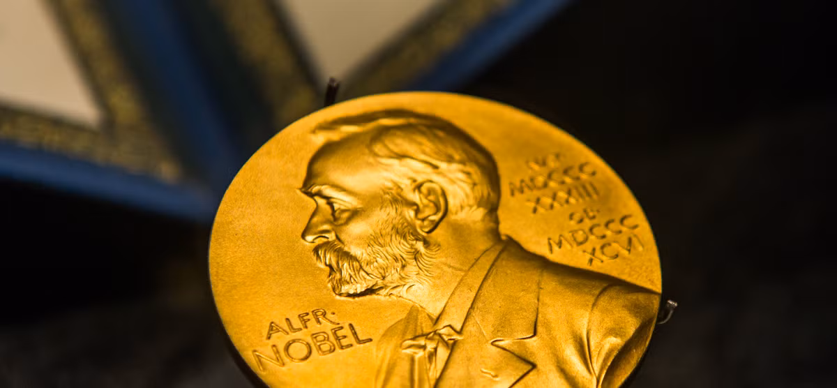 Đến năm 2018, Giải Nobel Vật lý 2018 được trao cho 3 nhà vật lý. Trong đó, giải thưởng được chia thành 2 nửa.