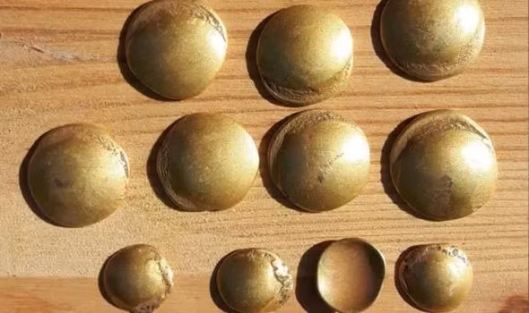 Một số truyền thuyết ở châu Âu có đề cập đến những chiếc " cốc cầu vồng". Trong đó, một giai thoại kể rằng chúng xuất hiện ở nơi cầu vồng chạm vào Trái Đất.