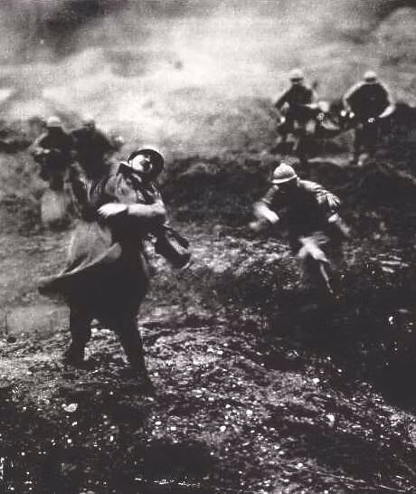 Trước tình hình đó, Anh hỗ trợ Pháp trong cuộc chiến chống Đức tại mặt trận Verdun. Được bổ sung binh lực và vũ khí, liên quân Anh - Pháp mở các cuộc tấn công lớn tháng 7 - 11/1916 tại khu vực sông Somme.