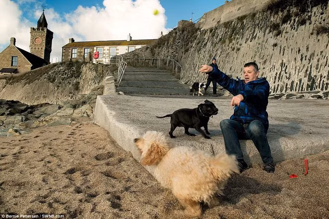 Theo đó, nhiều người đến bãi biển Porthleven để vui chơi, tắm biển hay nghỉ ngơi thư giãn sau những ngày làm việc bận rộn.