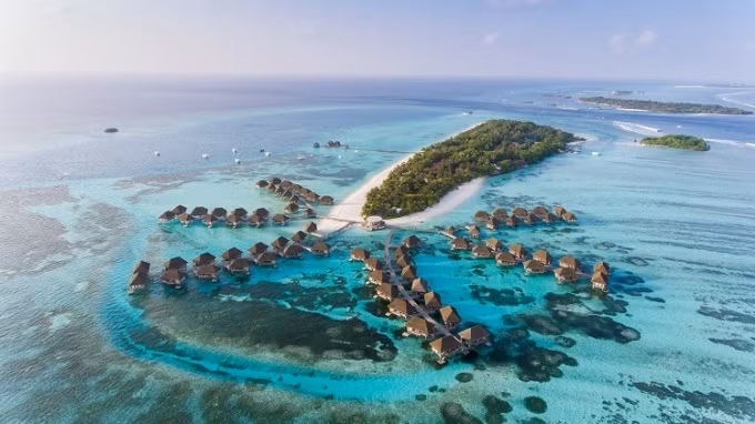 Maldives có tên chính thức là Cộng hòa Maldives. Đây là đảo quốc tại Ấn Độ Dương, thuộc khu vực Nam Á. Với diện tích khoảng 300,4 km2, Maldives nắm giữ kỷ lục là quốc gia nhỏ nhất châu Á.