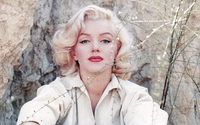 Do bà Baker dành phần lớn thời gian điều trị bệnh tâm thần nên Marilyn Monroe sống nay đây mai đó suốt những năm tháng tuổi thơ. Cô liên tục chuyển đến nhiều trại trẻ và nhà một số bạn bè của mẹ.