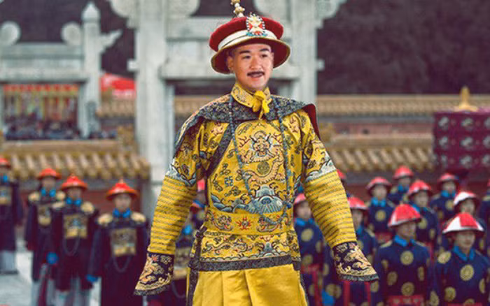Những người đội mũ có Hoa Linh tam nhãn thường là thành viên hoàng tộc, quan đại thần có những cống hiến vĩ đại cho triều đình và đất nước.