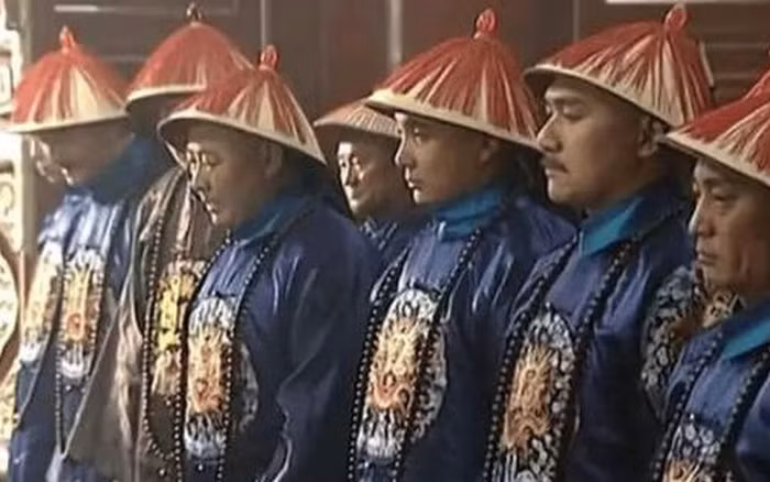 Theo các nhà nghiên cứu, dải lông rực rỡ màu sắc cắm ở trên đỉnh mũ của quan viên nhà Thanh được gọi là Hoa Linh.