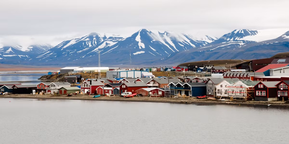 Thị trấn cực Bắc thế giới Longyearbyen nằm giữa những ngọn núi phủ tuyết của quần đảo Svalbard, Na Uy. Vùng đất cách Bắc Cực gần 1.050 km này là nơi sinh sống của khoảng 2.400 người.