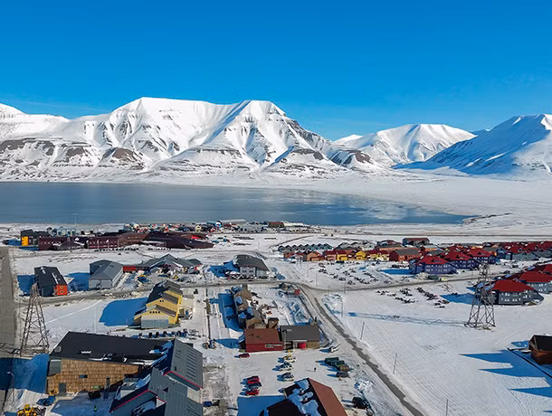 Tương tự như thành phố Hammerfest, thị trấn Longyearbyen là nơi Mặt trời không lặn suốt 4 tháng.