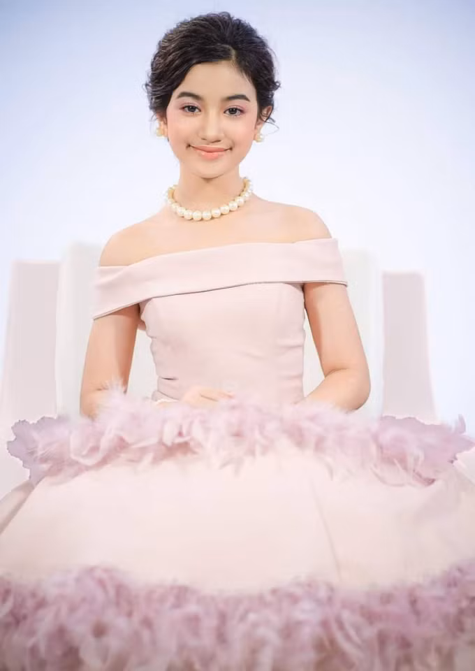 Không chỉ có dung mạo xinh đẹp, công chúa Jenna Norodom gây ấn tượng với thành tích học tập đáng nể. Công chúa có thể nói thành thạo 5 thứ tiếng gồm: Khmer, Anh, Pháp, Trung Quốc, Thái Lan.