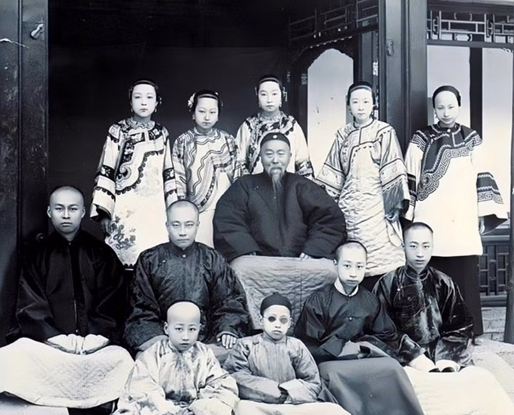 Theo sử sách, Lý Hồng Chương xuất thân trong một gia đình trâm anh thế phiệt. Ông đỗ tiến sĩ và từng giữ chức Đạo đài ở tỉnh Phúc Kiến. Tiếp đến, ông được Tăng Quốc Phiên tiến cử về triều.