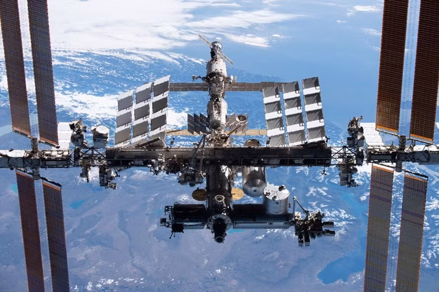 Sứ mệnh đầu tiên có tên Axiom Mission 1 hay còn gọi Ax-1 sẽ do cựu phi hành gia của Cơ quan hàng không vũ trụ Mỹ (NASA) Michael López-Alegría dẫn đầu. Doanh nhân người Mỹ Larry Connor sẽ là người điều khiển tàu vũ trụ, dự kiến là Crew Dragon của hãng SpaceX và thời gian phóng lên vũ trụ dự kiến là vào ngày 28/2/2022 tại Cape Canaveral, bang Florida, Mỹ.