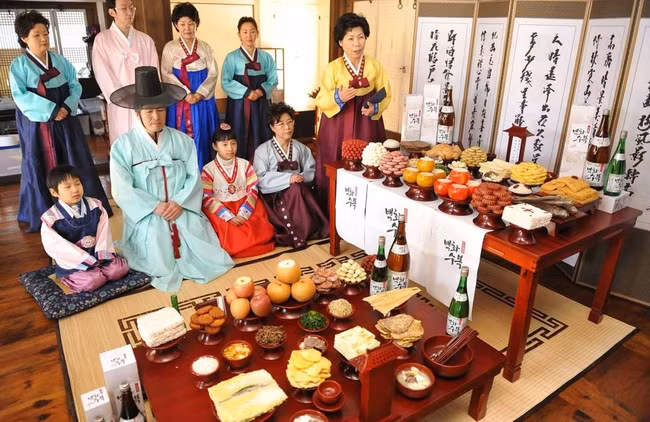 Mọi người trong nhà sẽ tập trung trước bàn thờ có các món ăn truyền thống như: tteokguk, bánh gạo Ddeok, mì và thịt nướng... Các thành viên sẽ cúi lạy trước vong linh của tổ tiên, cầu mong ông bà tổ tiên phù hộ, che chở, mang đến cho cả gia đình một năm mới an khang thịnh vượng.