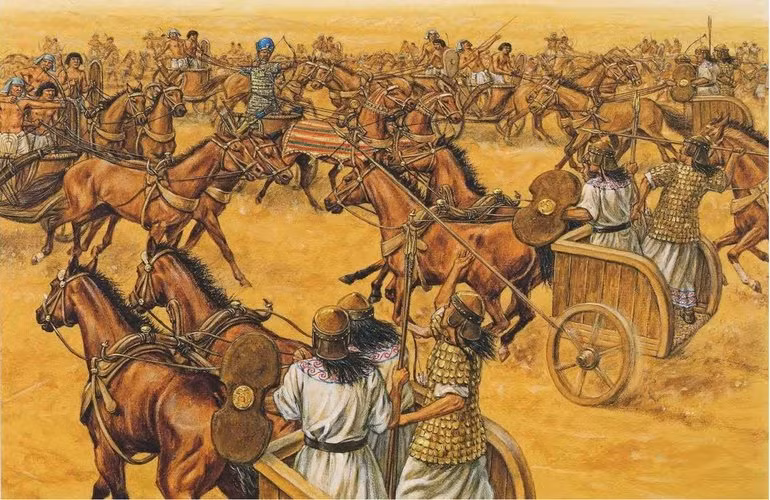 Khi ấy, pharaoh Rameses chỉ huy 20.000 binh sĩ và triển khai 2.000 cỗ xe ngựa tham chiến. Trong khi đó, vua Muwatalli điều động 40.000 binh sĩ và 3.000 cỗ xe ngựa nhằm đánh bại lực lượng Ai Cập.