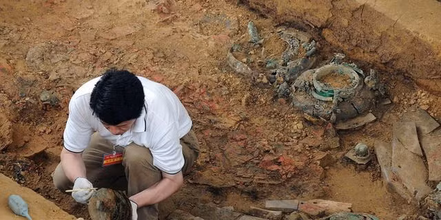 Bên trong ngôi mộ cổ có chứa hài cốt của một đứa trẻ 3 tuổi. Đứa bé này được tùy táng với một số đồ giá trị.