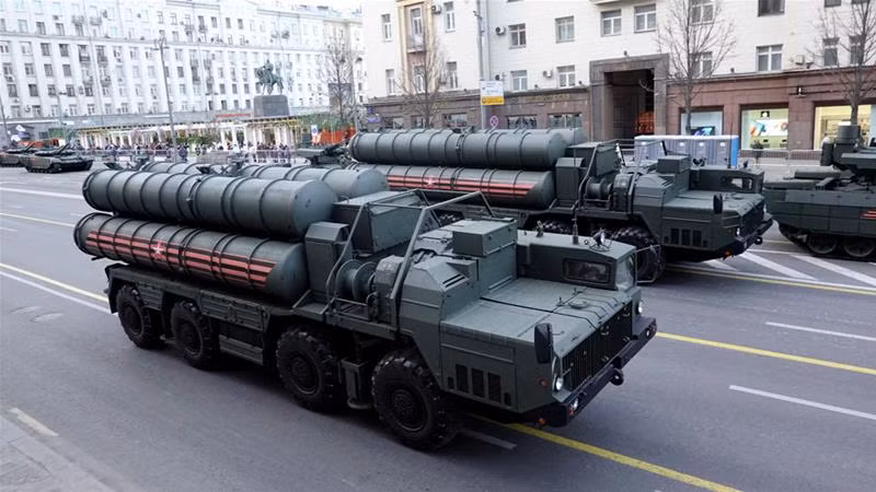 Tổ hợp tên lửa phòng không tầm xa S-400 Triumf cũng không phải ngoại lệ, trong quá trình triển khai trên đất Syria đã ghi nhận có hiện tượng "nóng máy", khiến khí tài hoạt động thiếu chính xác, cho nên rất cần được tiến hành chỉnh sửa.