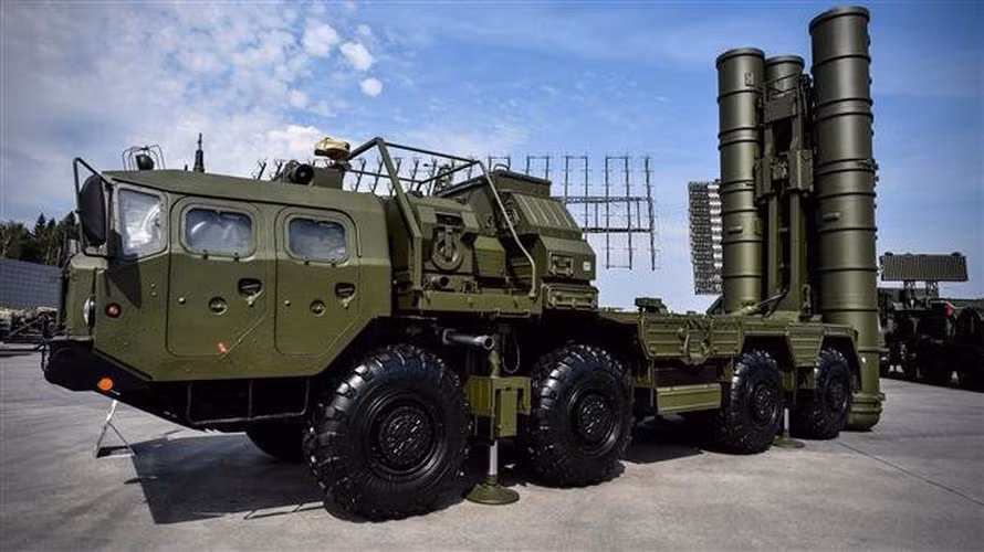 Việc linh kiện điện tử trong các khí tài trinh sát của tổ hợp phòng không S-400 Triumf hoạt động không đúng như thiết kế được xem là nguyên nhân chính khiến vũ khí này khó phát huy tác dụng trên chiến trường Syria.