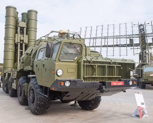 "Nhờ sự bổ sung tên lửa chống bức xạ thế hệ mới, S-400 sẽ trở thành vũ khí lý tưởng chống lại máy bay như AWACS hoặc mục tiêu phát ra trường điện từ ở khoảng cách hàng trăm km", Almaz-Antey cho biết.