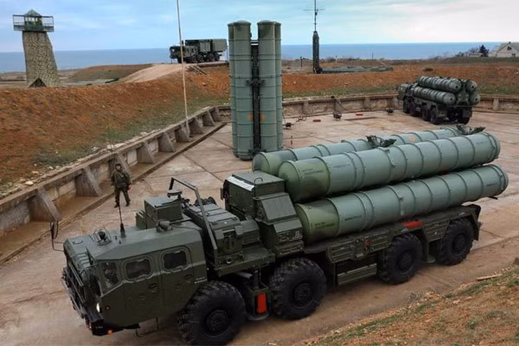 Theo trang Avia, trước thực tế trên, tập đoàn Almaz-Antey - nhà sản xuất tổ hợp phòng không S-400 Triumf đã phải cấp tốc phát triển một phiên bản sửa đổi, đi kèm tên lửa mới cho hệ thống phòng thủ tối tân này.
