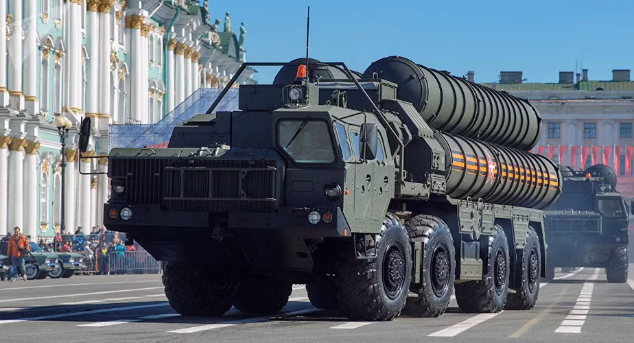 Trong khi Pantsir-S1 (và cả Tor-M2U) đã bảo vệ căn cứ Hmeimim khá tốt trước các cuộc tấn công của phiến quân đối lập thì S-400 chẳng khác gì "vật trang trí".
