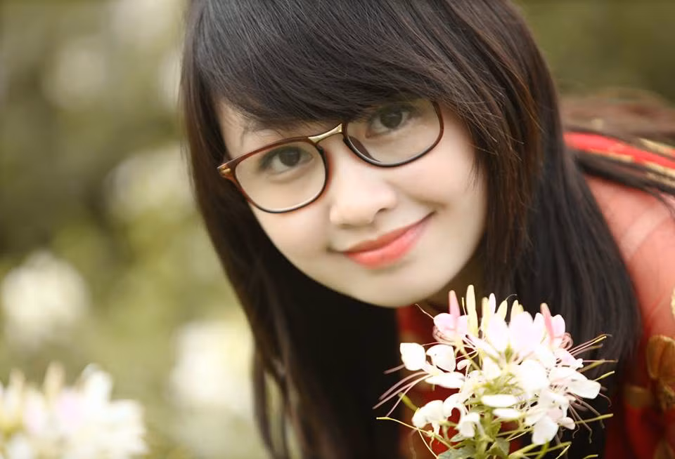 Lớn lên, ước mơ trở thành cô giáo của Hồng Nhung trở thành sự thật. Và điều đặc biệt thú vị là Hồng Nhung lại trở thành đồng nghiệp của bố mình, cũng là giáo viên dạy toán tại trường THCS Long Hưng.