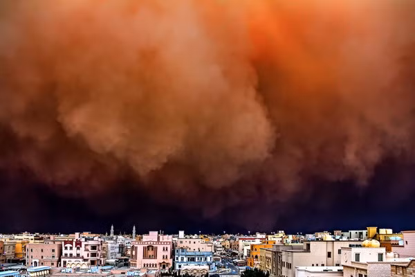 Do Kuwait thường xuyên phải hứng chịu những cơn bão cát khổng lồ, tầm nhìn bị hạn chế trong bán kính 500m nên sân bay quốc tế ở Kuwait rất hay phải đóng cửa.
