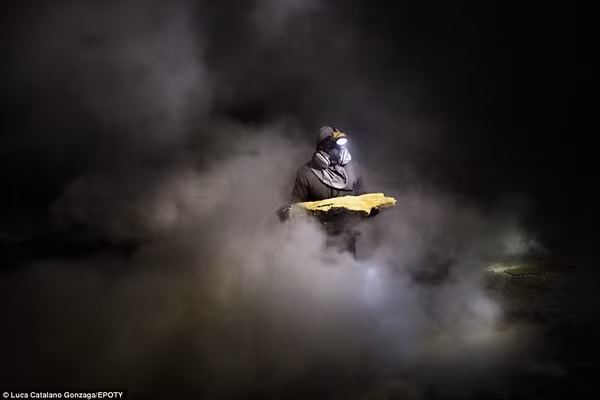 Bức ảnh chụp từ núi lửa Kawah Ijen, miền Đông Java (Indonesia) này mô tả chân thực về lượng khói lưu huỳnh độc hại thoát ra từ một mỏ “vàng” ở Indonesia, có tên là “Vàng của quỷ” (The Devil’s gold).
