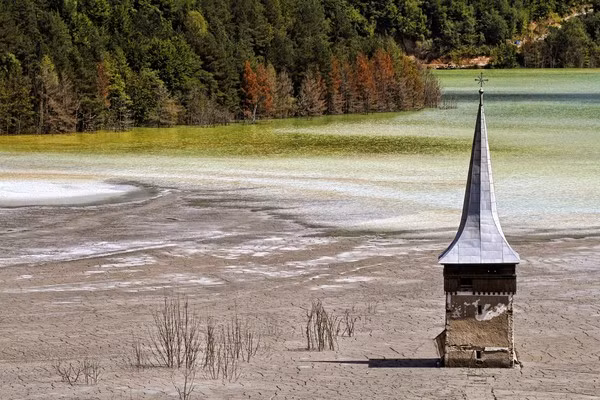 Bức ảnh này ghi lại những gì còn sót lại ở một ngôi làng ở Gemania thuộc dãy núi Apuseni ở Romania. Hơn 400 gia đình đã sơ tán khỏi ngôi làng do chất thải của các mỏ đồng được khai thác gần đó.