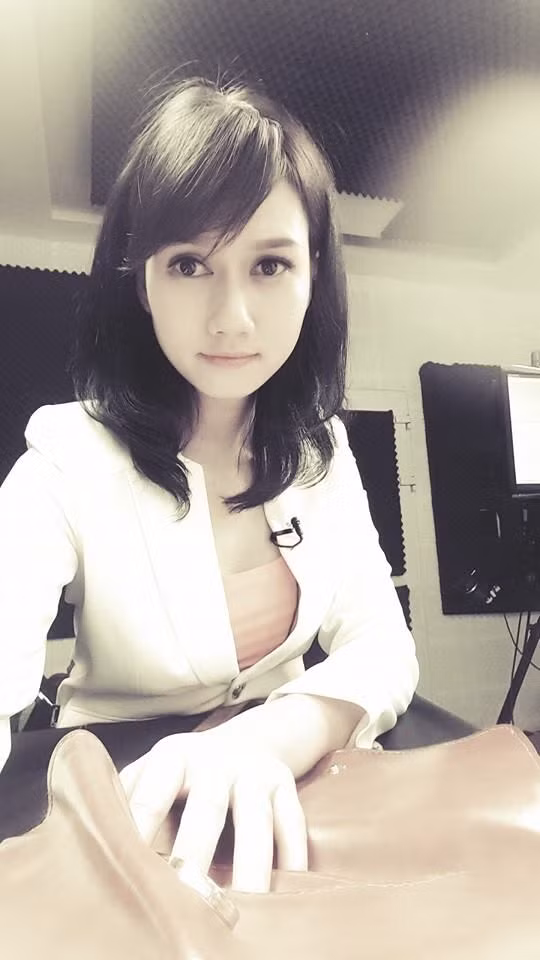 Ngoài ra, nữ MC xinh đẹp, có khuôn mặt được cho là hài hòa, thuần Việt này được nhận xét là thường xuyên làm mới mình trong phong cách ăn mặc, phong cách dẫn chương trình để phù hợp hơn, gần gũi hơn với nhiều khán giả.