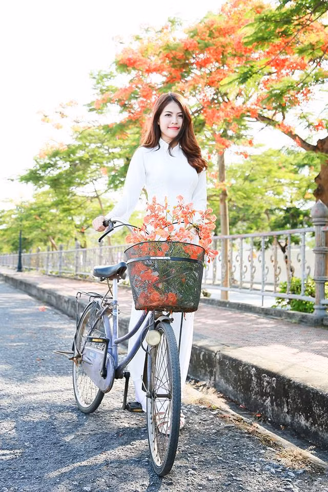 Sở hữu chiều cao tốt, vóc dáng thanh mảnh... cô giáo siêu mẫu được các học sinh yêu quý, khen ngợi giống "siêu mẫu" cũng vì những lợi thế về ngoại hình này. Các bé học sinh tiểu học ngây thơ, luôn thích thú với sự thoải mái, dễ thương và vẻ xinh đẹp của cô giáo.