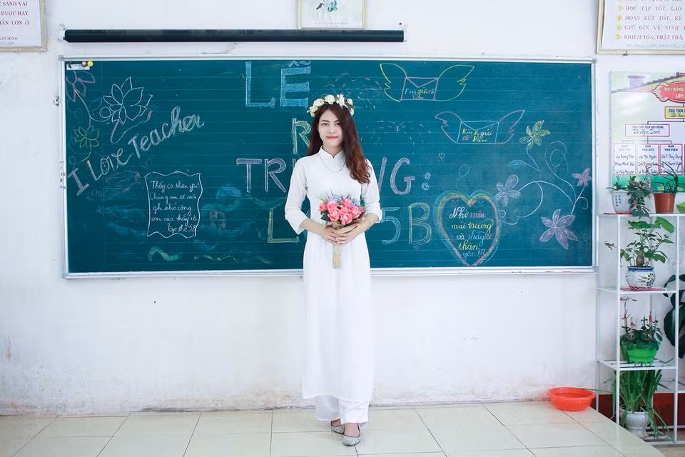 Mê chụp ảnh, thích làm mẫu... mới đây cô giáo Cẩm Vân cũng đã cùng các học sinh của mình thực hiện một bộ ảnh kỷ yếu trong lớp học rất đáng yêu.