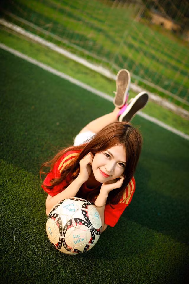 Mới đây, cô giáo trẻ vừa thực hiện bộ ảnh thể hiện tình yêu bóng đá, được chia sẻ nhiều trên một số diễn đàn, fanpage về nhiếp ảnh. Được biết bộ ảnh lẽ ra được cô giáo Cẩm Vân thực hiện trước SEA Games để cổ vũ cho tuyển U23 Việt Nam, nhưng do quá bận rộn, ý định này của cô giáo đã phải rời lại.