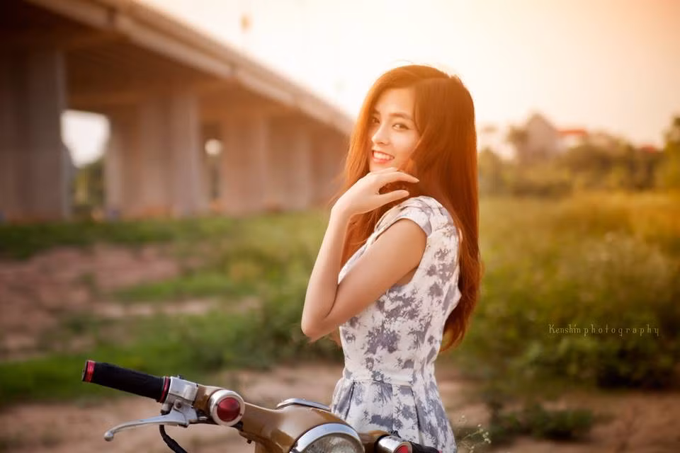 Sở hữu nụ cười tỏa nắng, nét duyên dễ "gây thương nhớ", Ngọc Ánh thể hiện rất tốt trong vai trò một người mẫu ảnh. Chụp ảnh cũng là một trong sở thích đặc biệt của cô nữ sinh Bách Khoa, nó cũng giúp cô bạn có được một công việc, kiếm thêm thu nhập.