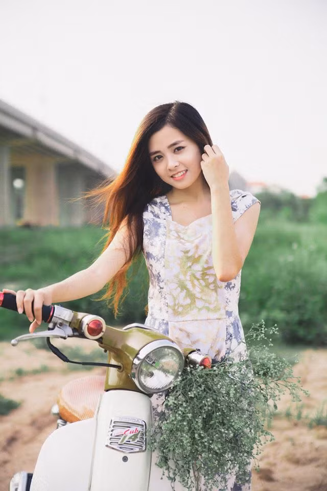 Vương Nguyệt Ánh, sinh năm 1995, hiện là sinh viên năm hai, khoa Tiếng Anh, Đại học Bách Khoa, Hà Nội. Trường đại học danh tiếng luôn rất hiếm nữ sinh nên Nguyệt Ánh với ngoại hình dễ nhìn luôn dễ gây ấn tượng với bạn bè, nam sinh viên trong trường.